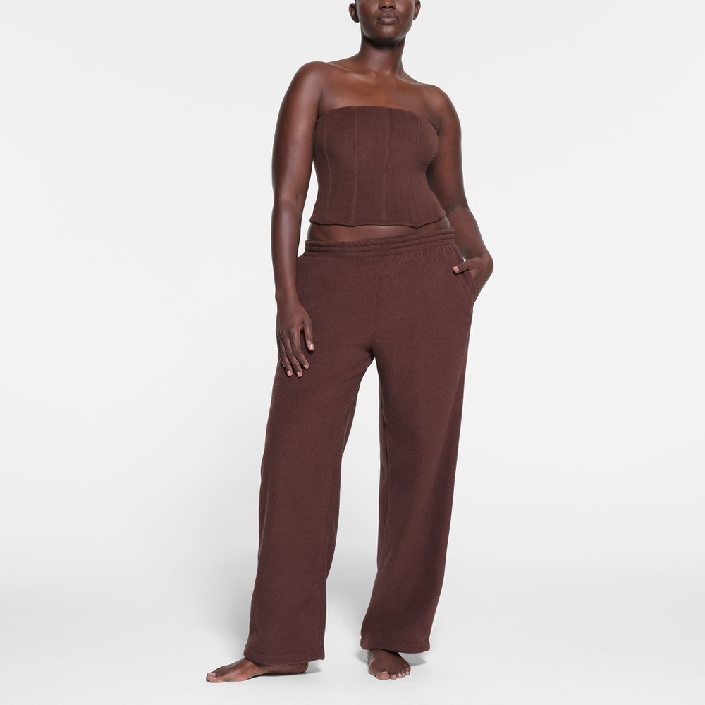 SKIMS FLEECE LOUNGE PANT STYLE: AP•LPT-2171
COLOR: COCOA | NEW/NWT!!🤎🤎